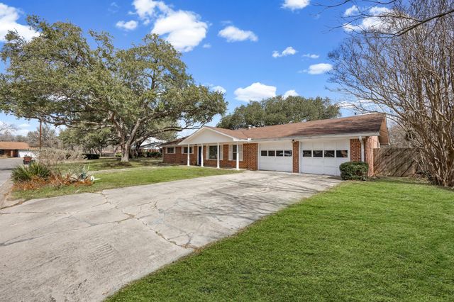 795 Vogel DR, Lockhart, TX 78644