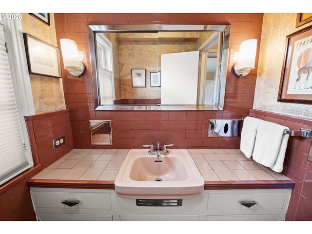 999 RIDGE Dr, Astoria, OR 97103