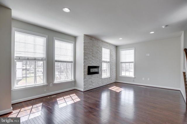 8890 ORCHARD LN, Manassas, VA 20110