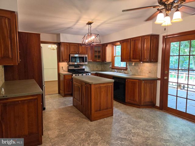 1 SANDRA LN, Tabernacle, NJ 08088