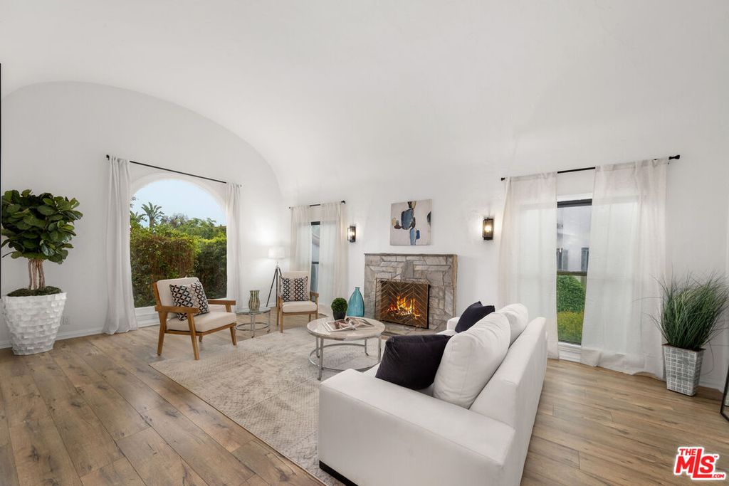 Image 1 of property listing at 205 S Hamel Dr, Beverly Hills, CA 90211