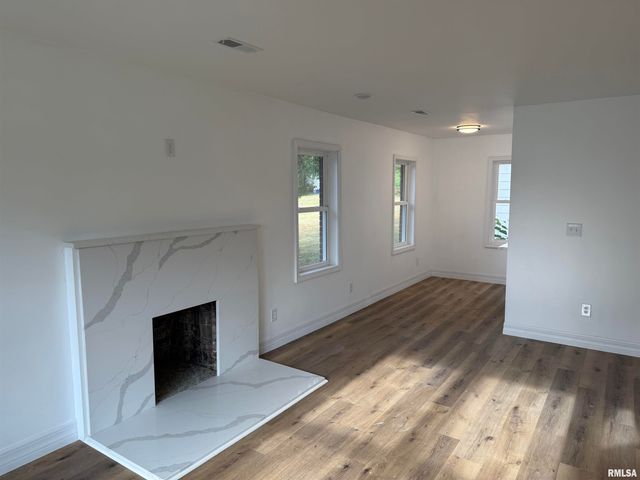 924 N ALMOND Street, Carbondale, IL 62901