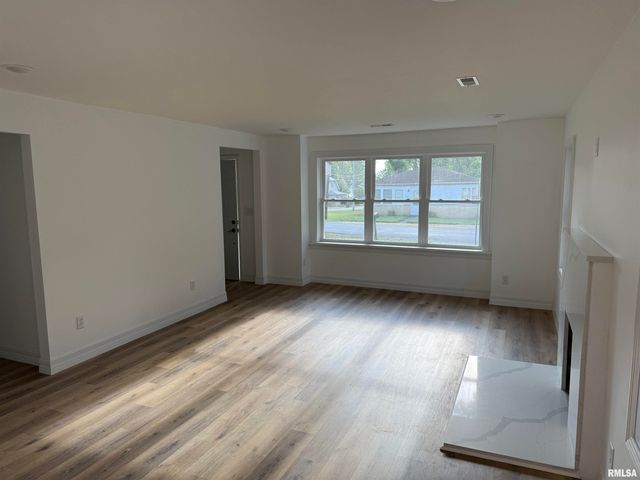 924 N ALMOND Street, Carbondale, IL 62901