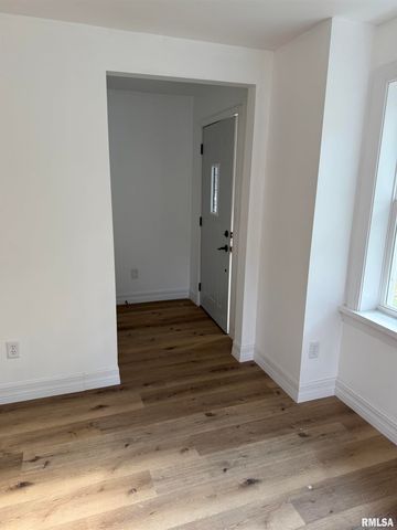 924 N ALMOND Street, Carbondale, IL 62901