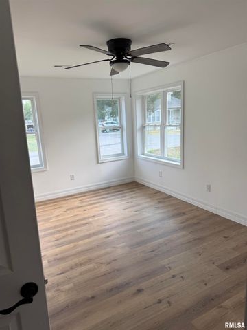 924 N ALMOND Street, Carbondale, IL 62901