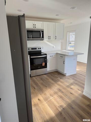 924 N ALMOND Street, Carbondale, IL 62901