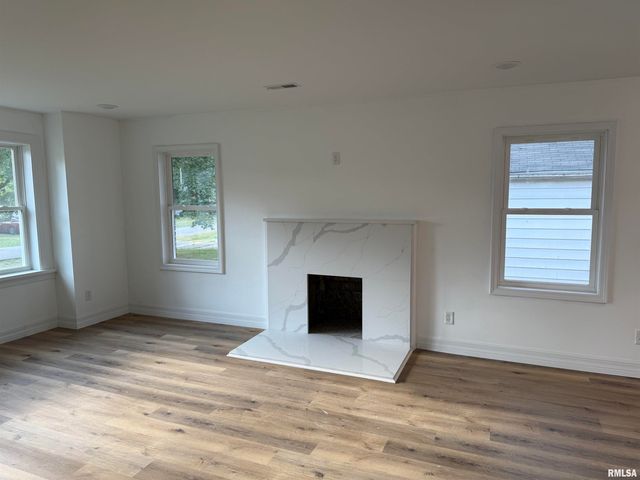 924 N ALMOND Street, Carbondale, IL 62901