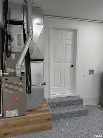 924 N ALMOND Street, Carbondale, IL 62901