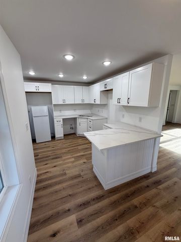 924 N ALMOND Street, Carbondale, IL 62901