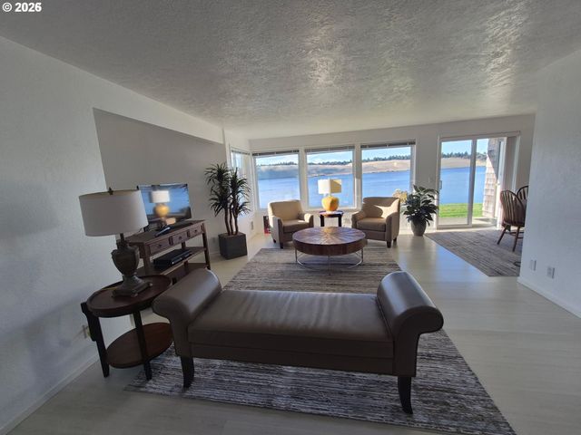 1040 BAY St 14, Florence, OR 97439