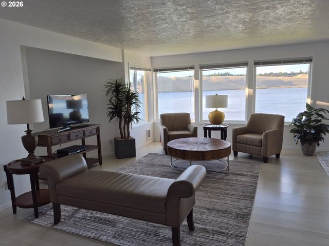 1040 BAY St 14, Florence, OR 97439