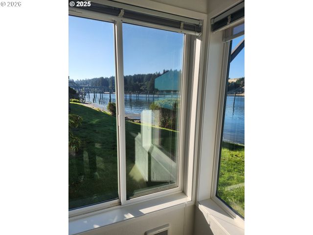 1040 BAY St 14, Florence, OR 97439