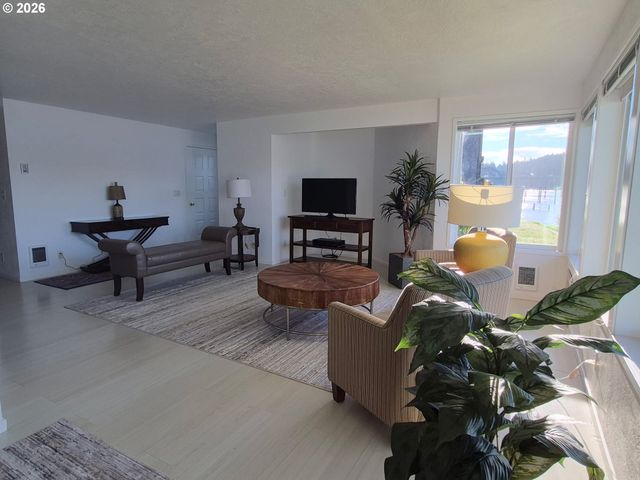 1040 BAY St 14, Florence, OR 97439