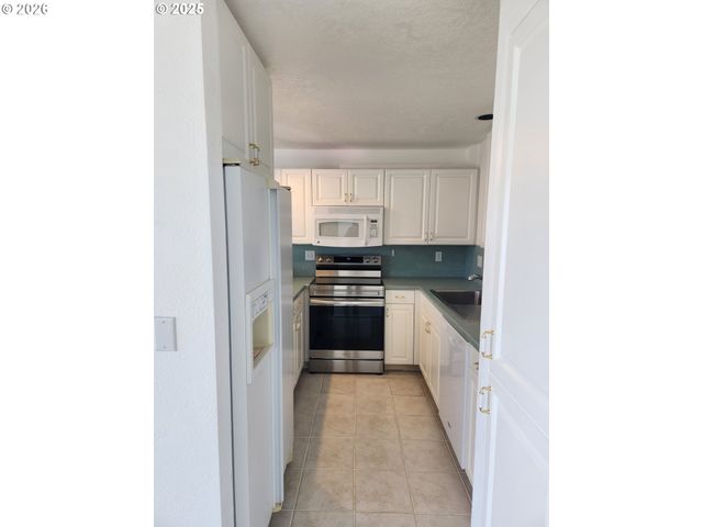 1040 BAY St 14, Florence, OR 97439