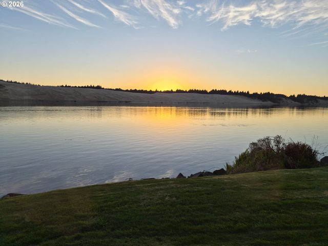 1040 BAY St 14, Florence, OR 97439