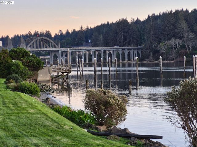 1040 BAY St 14, Florence, OR 97439