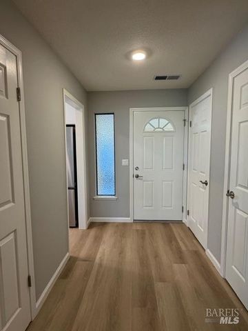 339 Twin Lakes Dr, Santa Rosa, CA 95409