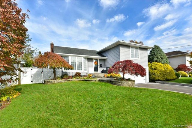 72 Narwood Road, Massapequa, NY 11758