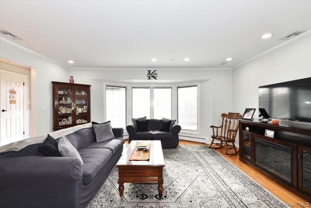 72 Narwood Road, Massapequa, NY 11758