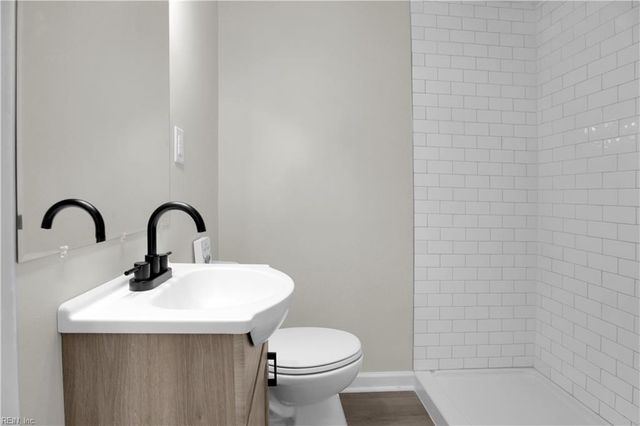 7 E Lewis RD, Hampton, VA 23666