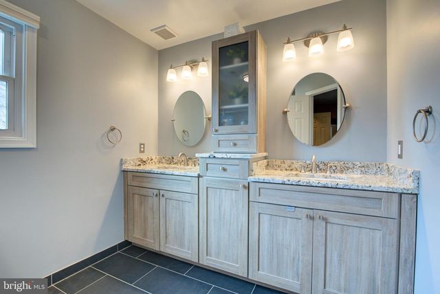 17372 HILLTOP DR, Purcellville, VA 20132