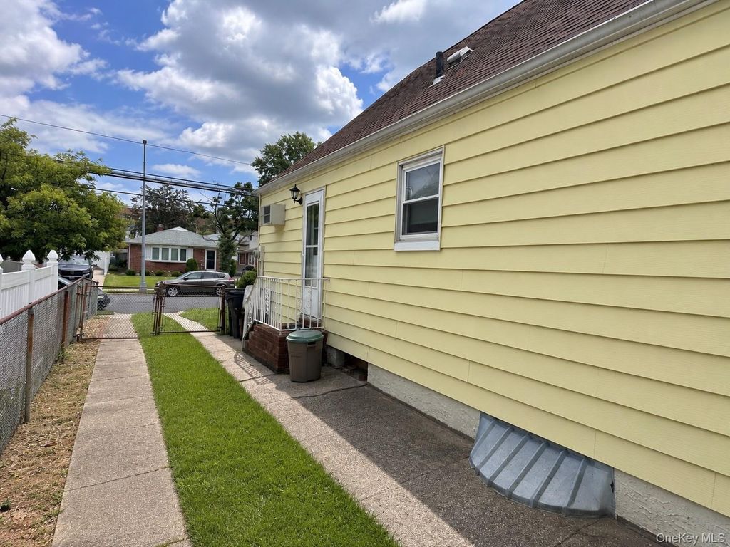 8042 260th Street, Glen Oaks, NY 11004 — photo 4