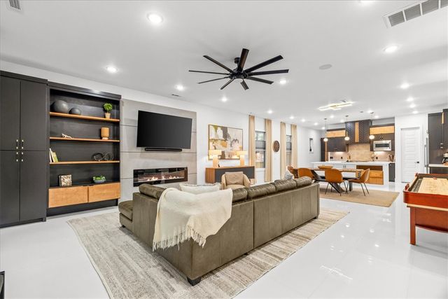 1137 NE Monroe Street, Bentonville, AR 72712