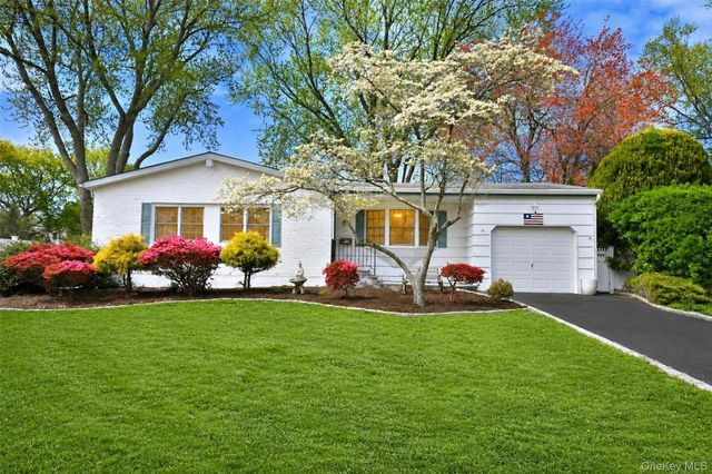 28 Dartmouth Drive, Smithtown, NY 11787