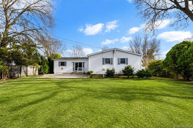 28 Dartmouth Drive, Smithtown, NY 11787