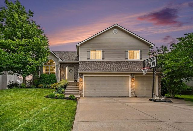 8905 N Essex Drive, Kansas City, MO 64156