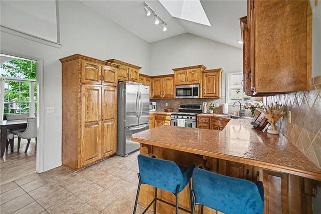 8905 N Essex Drive, Kansas City, MO 64156