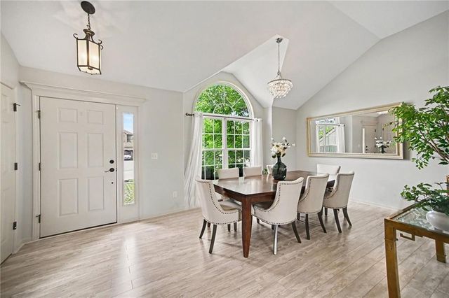 8905 N Essex Drive, Kansas City, MO 64156