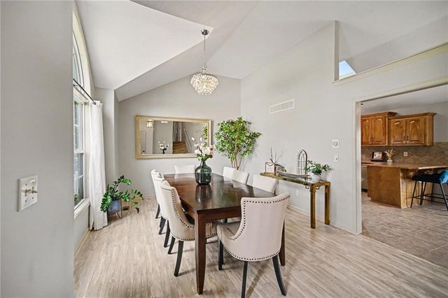 8905 N Essex Drive, Kansas City, MO 64156