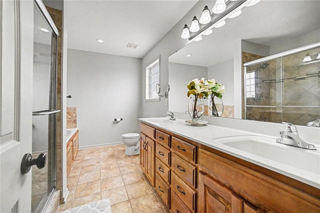 8905 N Essex Drive, Kansas City, MO 64156