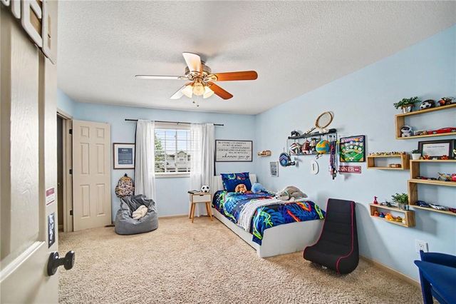 8905 N Essex Drive, Kansas City, MO 64156
