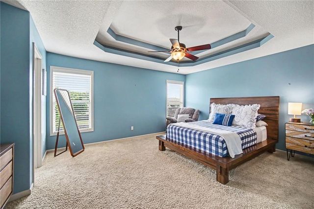 8905 N Essex Drive, Kansas City, MO 64156