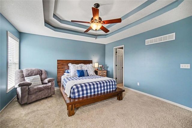 8905 N Essex Drive, Kansas City, MO 64156