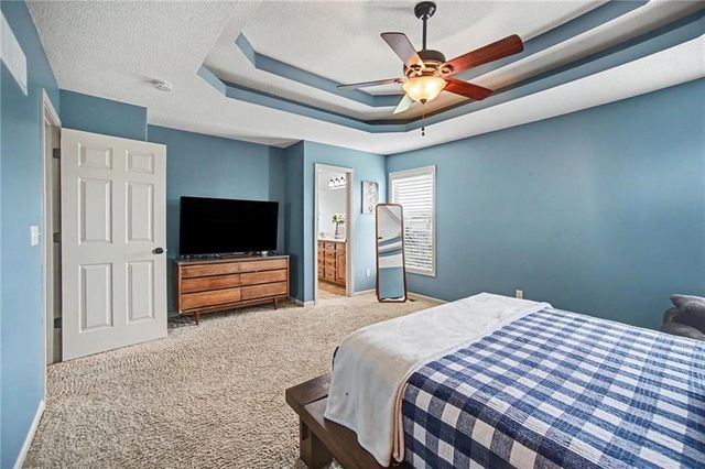 8905 N Essex Drive, Kansas City, MO 64156