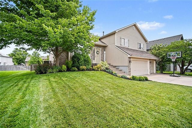 8905 N Essex Drive, Kansas City, MO 64156