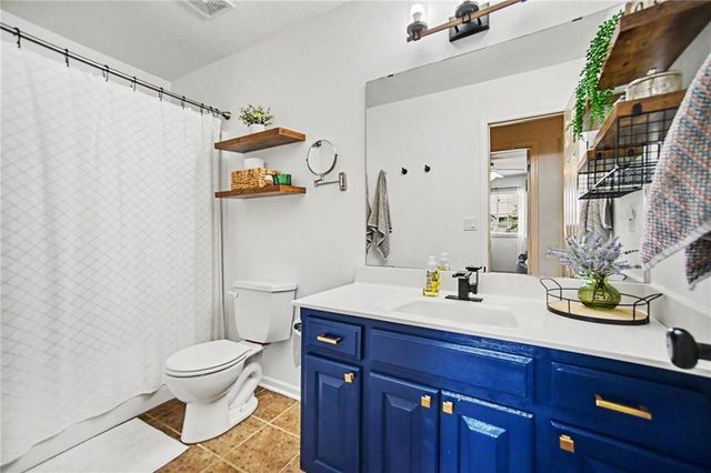 8905 N Essex Drive, Kansas City, MO 64156