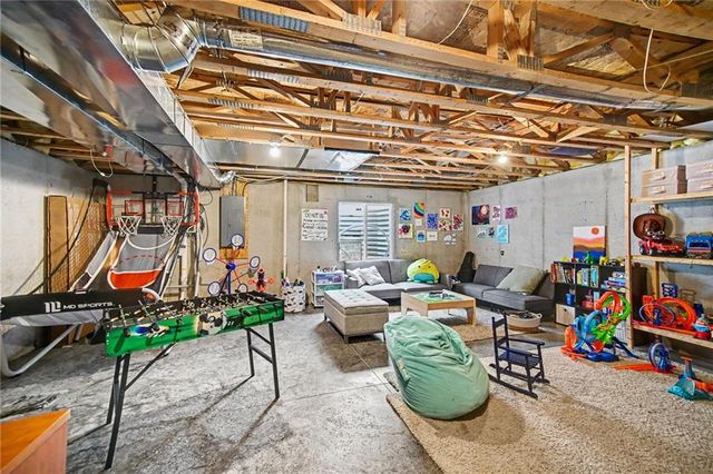 8905 N Essex Drive, Kansas City, MO 64156