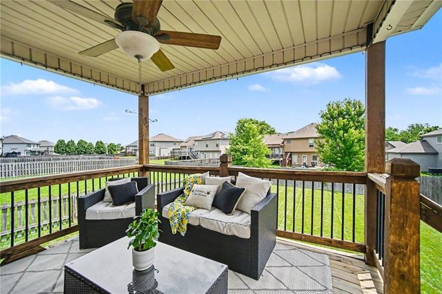 8905 N Essex Drive, Kansas City, MO 64156