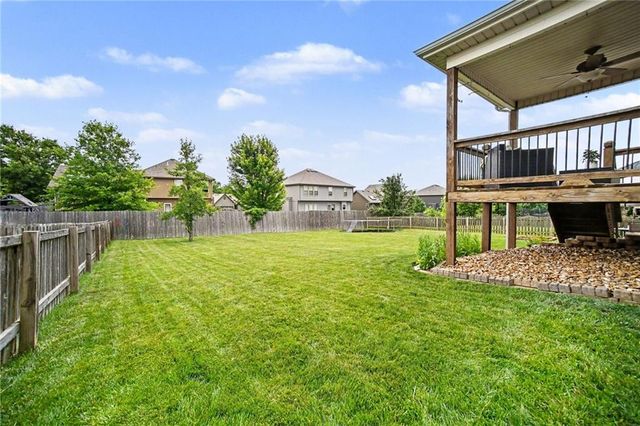 8905 N Essex Drive, Kansas City, MO 64156