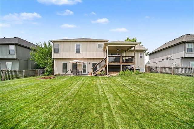 8905 N Essex Drive, Kansas City, MO 64156
