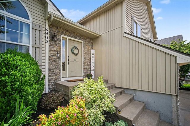 8905 N Essex Drive, Kansas City, MO 64156