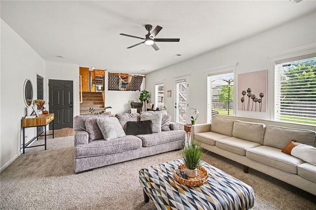 8905 N Essex Drive, Kansas City, MO 64156