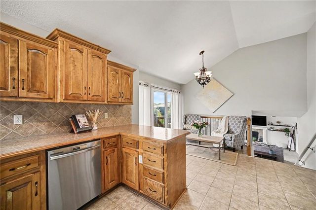 8905 N Essex Drive, Kansas City, MO 64156