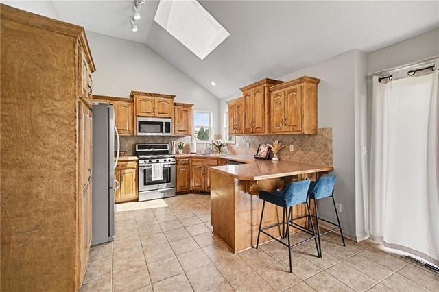 8905 N Essex Drive, Kansas City, MO 64156