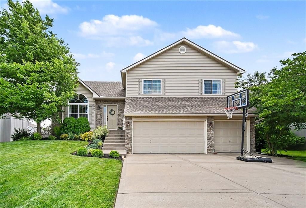 8905 N Essex Drive, Kansas City, MO 64156