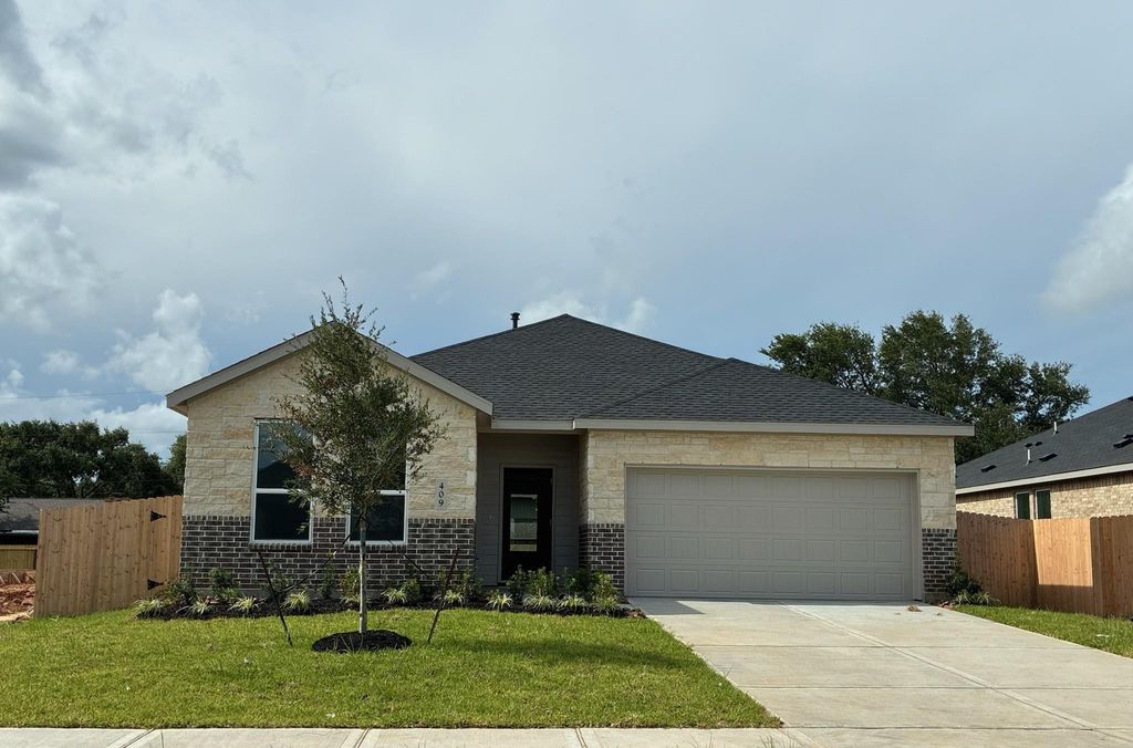 15 Robin Court, Angleton, TX 77515